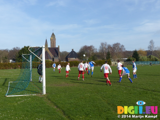 FZ002961 Pepijn voetballen